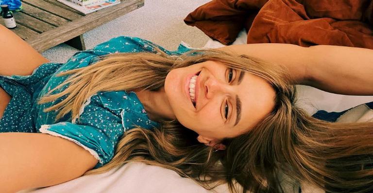 Ao falar sobre o frio, Carolina Dieckmann estimula a doação de roupas e cobertores