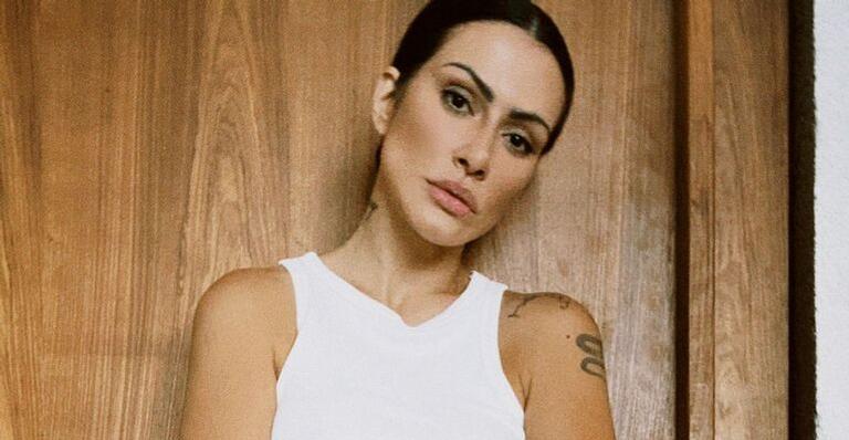 De sobrancelhas bagunçadas, Cleo esbanja beleza em selfie marcante: ”Tá lindíssima”