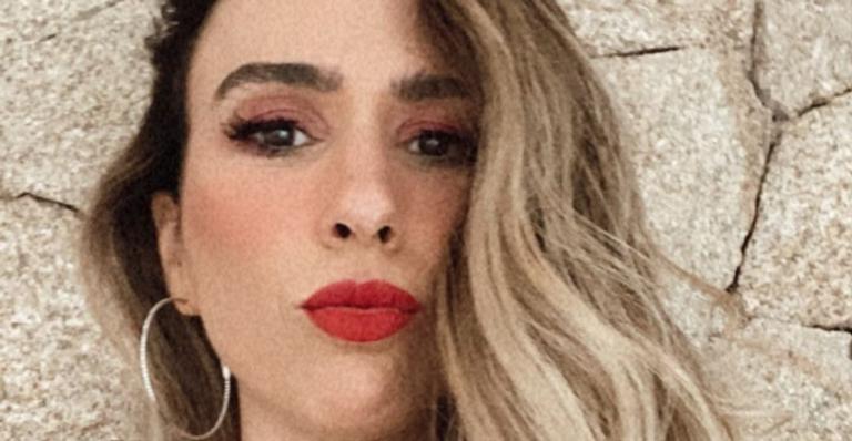 De top e calça jeans, Tatá Werneck deixa barriga de fora e rouba a cena com abdômen definido