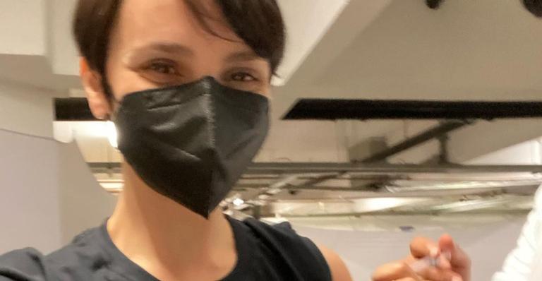 Aos 42 anos, Débora Falabella é vacinada contra a Covid-19: ”Viva o SUS”