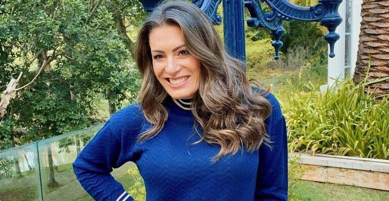 Fora do Brasil, Elaine Mickely e os filhos tomam vacina contra a Covid-19 na farmácia
