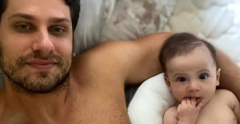 Elieser Ambrosio mostra a primeira vez do filho, Bento, na praia