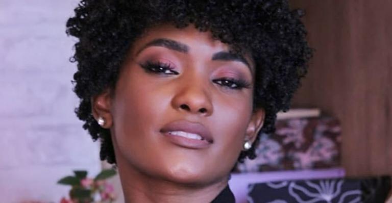 Erika Januza surge toda estilosa de jeans e boa forma se destaca
