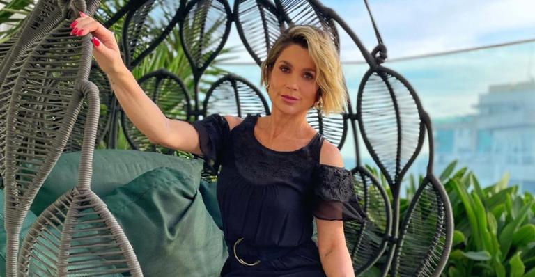 Flávia Alessandra relembra suas recentes transformações de visual: ”Três cabelos em um ano”