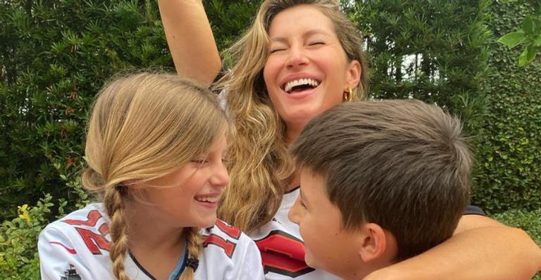 Gisele Bündchen posta foto da infância e se compara com os filhos: ”Acho que temos algo em comum”