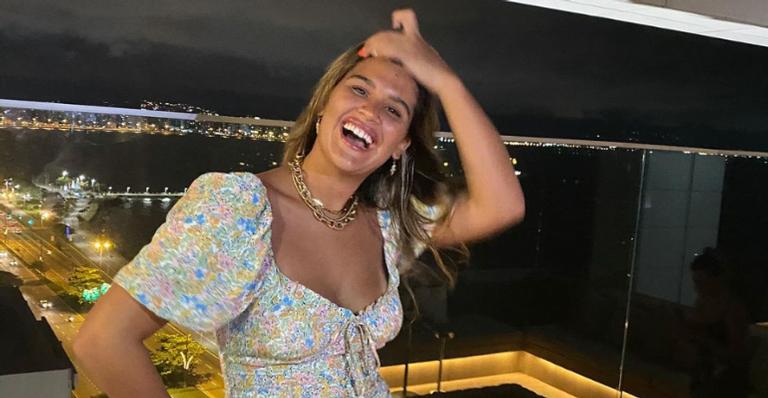 Giulia Costa esbanja estilo ao exibir visual invernal: ”Bebendo um vinhozinho”