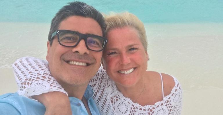 Durante ensaio fotográfico, Junno Andrade se derrete por Xuxa: ”Ganhei o beijo da modelo!”