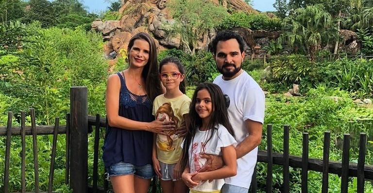 Luciano Camargo mostra momento da esposa com as filhas: ”Meus amores”