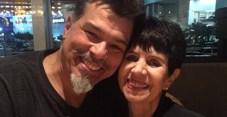 Mauricio Mattar relembra clique da infância ao lado da mãe: ”TBT de 1973 com sete anos”
