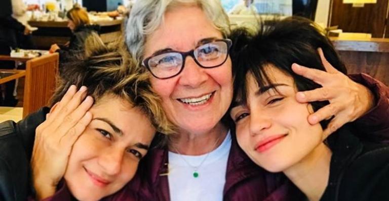 Grávida, Nanda Costa faz homenagem de aniversário para a sogra: ”Nossas filhas são sortudas mesmo”