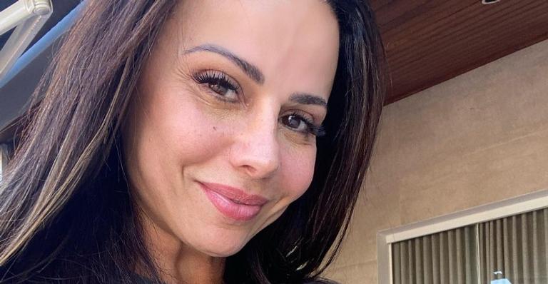 Viviane Araujo encanta ao exibir seu cachorrinho com roupa de frio: ”Quem aguenta esse modelo?”