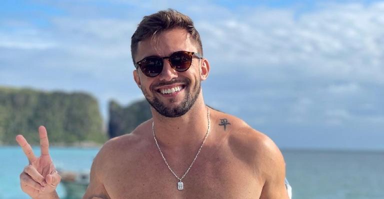 Sem camisa, Arthur Picoli posta vídeo dançando e movimenta a web: ”Eita, homem bonito”