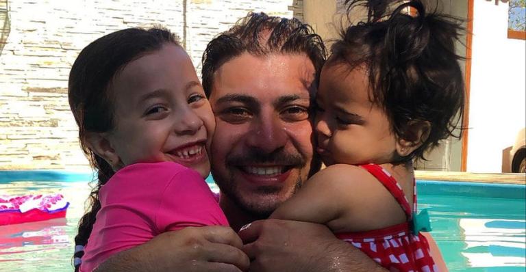Caio Afiune aproveita banho de piscina com as filhas e se declara: ”Vocês são minha vida”