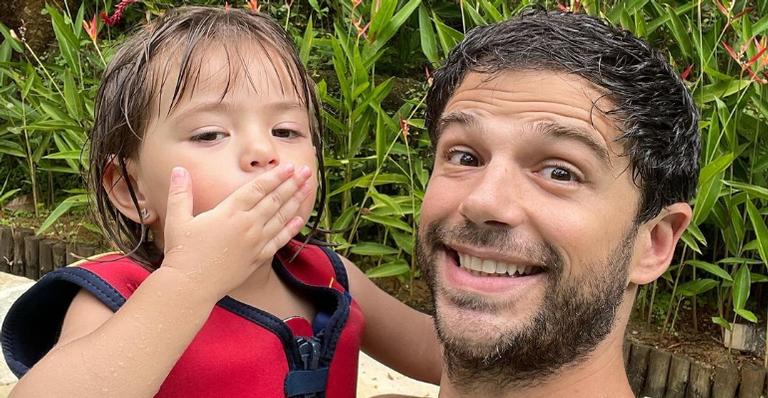 Duda Nagle aproveita manhã na companhia da filha, Zoe: ”Amor + sol”