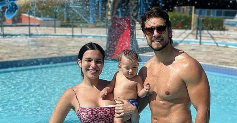 Eliéser Ambrósio curte dia ensolarado na praia ao lado da família: ”Maior tesouro”