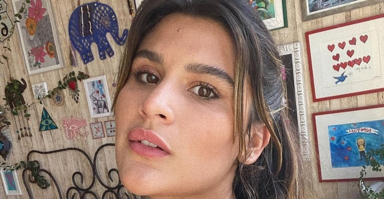 Filha gata de Flávia Alessandra exibe corpaço na praia com maiô bem cavado: ”Sereia”