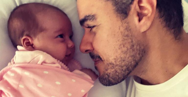 Joaquim Lopes mostra vídeo carinhoso ninando a filha e encanta web: ”Quanta fofura”