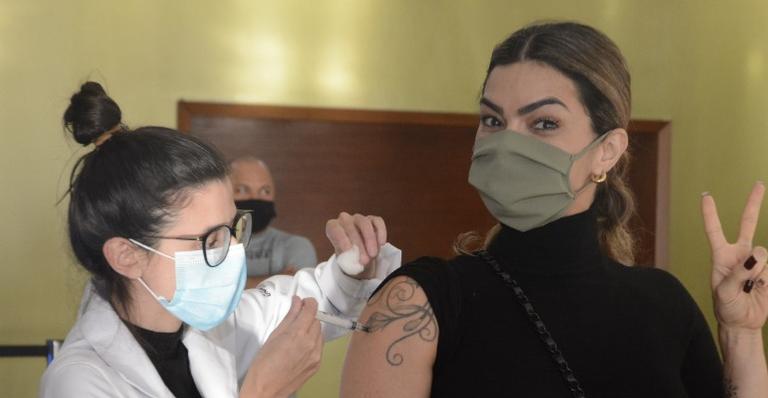 Kelly Key recebe segunda dose da vacina contra Covid-19 por recomendação médica