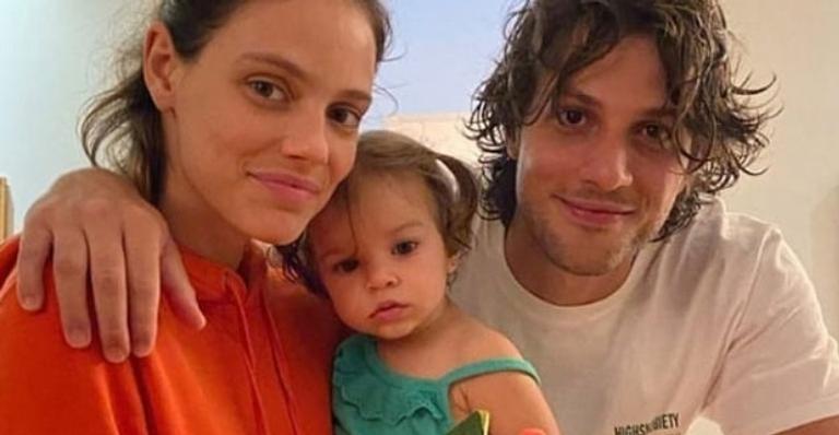 Laura Neiva mostra momento fofo de Chay Suede com a filha e se declara: ”Amo a nossa família”