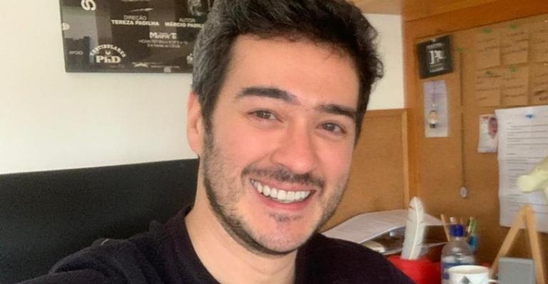 Marcos Veras celebra volta de ‘Pega Pega’ com clique nos bastidores da trama