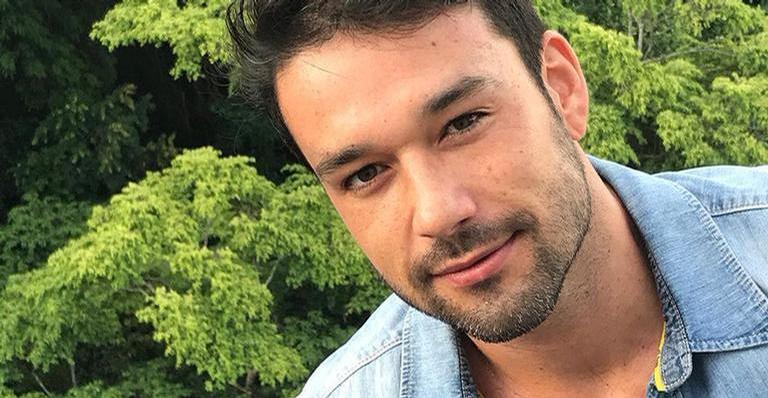 Descamisado, Sérgio Marone relembra clique pela Bahia e eleva temperaturas: ”Gatão”