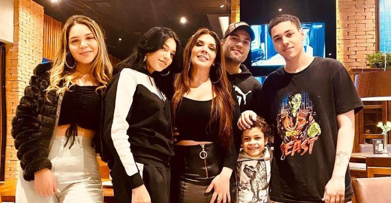 Simony celebra aniversário com jantar especial em família: ”Obrigada por ter vocês”