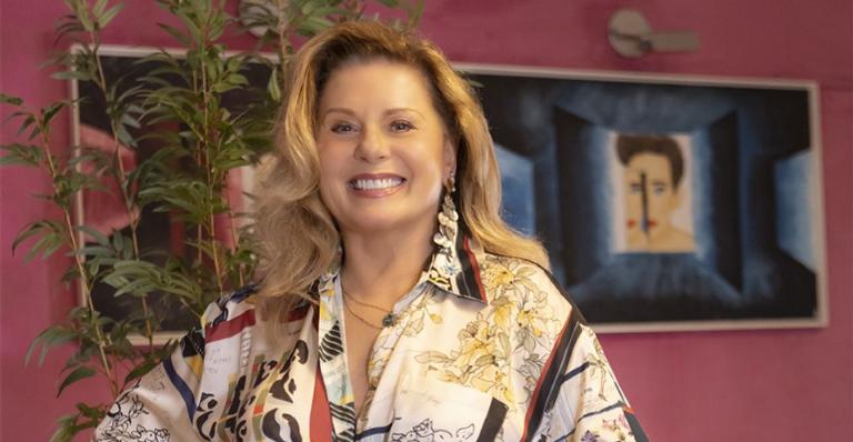 Vera Fischer esbanja carisma ao sorrir com uma rosa vermelha: ”Não sou Roberto Carlos”