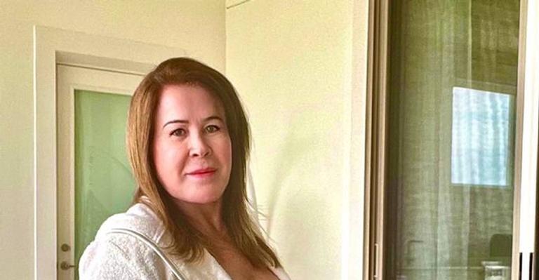 Com vestido curtinho, Zilu Godoi posta clique na cama e ostenta pernão: ”Maravilhosa”