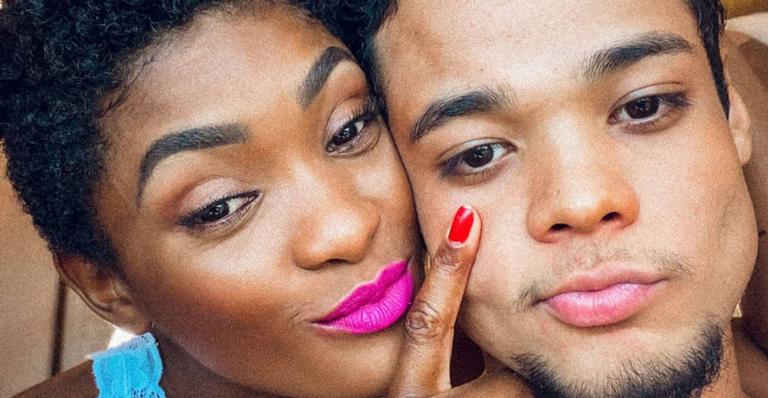 Erika Januza é tatuada pelo namorado, Juan Nakamura, e agradece: ”Feliz com esta pequena loucura!”