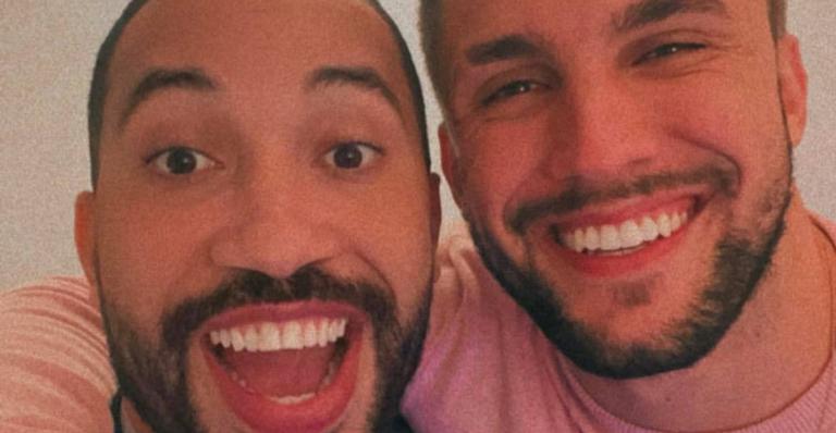 Gil do Vigor quase rouba beijo de Arthur Piocoli e web vai à loucura: ”Amo uma cachorrada”