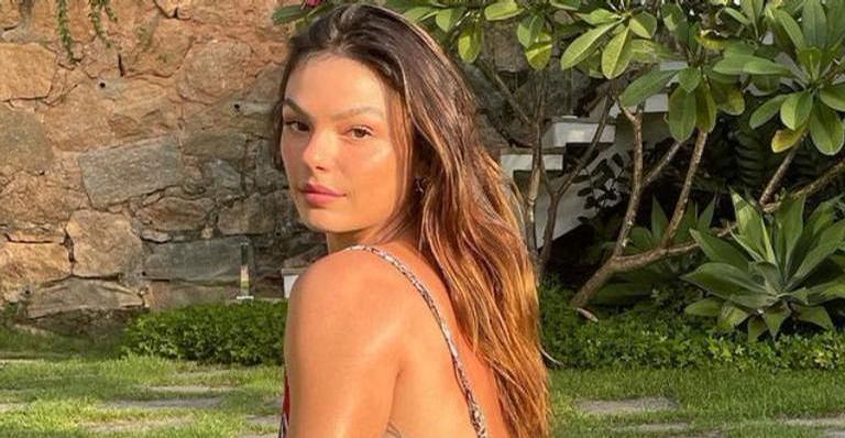 Sob a luz do sol, Isis Valverde dá show de beleza em sequência de cliques poderosos: ”Linda”
