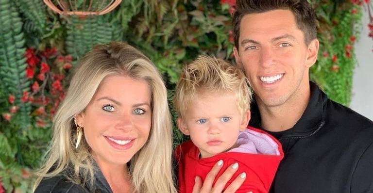 Karina Bacchi divide clique divertido em família e se declara: ”Que assim seja por toda Vida!”