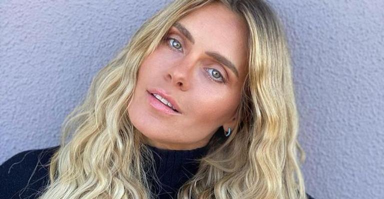 Carolina Dieckmann dá show de beleza em clique de biquíni: ”Pra só ver se o sol aparecia”