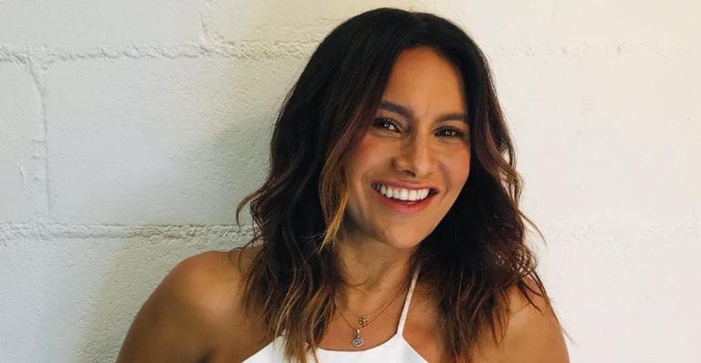 Dira Paes rouba a cena na web ao compartilhar clique com o marido: ”Tudo por um beijo”