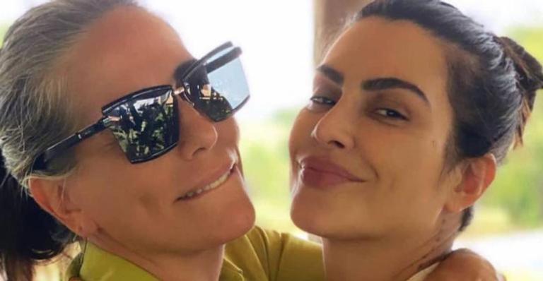 Gloria Pires posta clique antigo encantador ao lado de Cleo e encanta web: ”Que amor!”