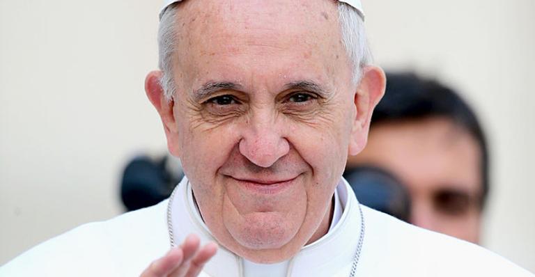 Papa Francisco reage bem após realizar cirurgia no intestino
