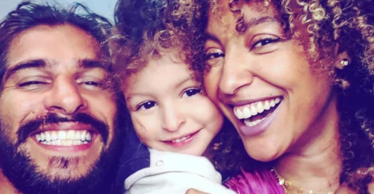 Sheron Menezzes se derrete ao exibir momento de diversão com a família: ”Apaixonada por vocês!”