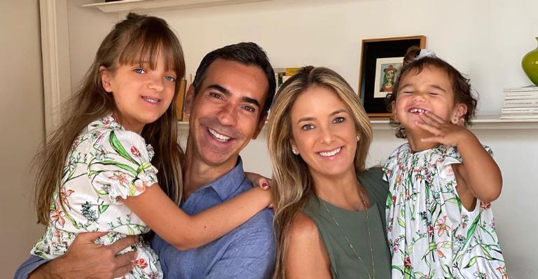 Ticiane Pinheiro aproveita fim das férias coladinha em sua família: ”Com meus amores”