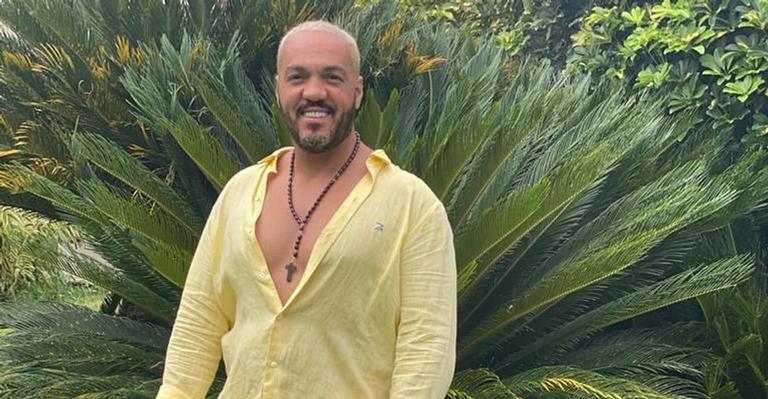 Aos 47 anos, cantor Belo é vacinado contra Covid-19: ”Vacinas salvam”