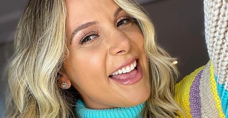 Carla Perez não segura as lágrimas ao receber primeira dose da vacina: ”Alívio e gratidão”