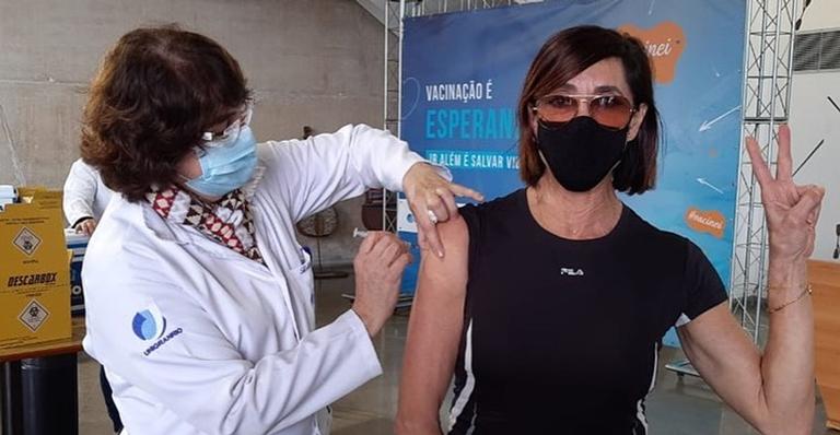 Imunizada! Christiane Torloni recebe segunda dose da vacina contra Covid-19