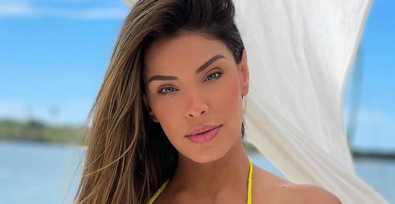 Com biquíni fio dental, Ivy Moraes tira parte de cima e faz topless em praia do Ceará: ”Uma deusa”