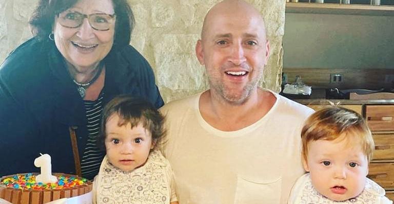 Mãe de Paulo Gustavo posta foto dos netos e relembra do filho: ”Você está em cada sorriso”