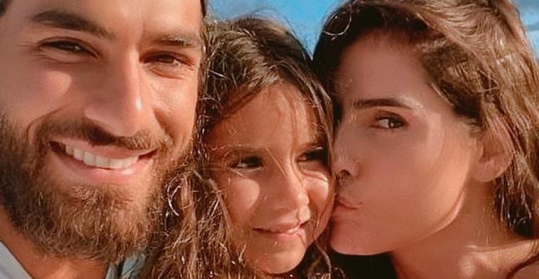 Curtindo na praia, Deborah Secco mostra registros da viagem por Dubai com o marido e a filha