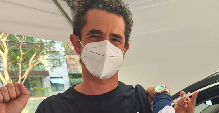 Felipe Andreoli recebe a primeira dose da vacina contra a Covid-19