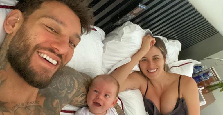 Filho de Lucas Lucco e Lorena Carvalho encanta ao surgir gargalhando na web: ”A melhor risada!”