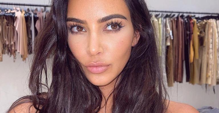 Kim Kardashian dispensa blusa e exibe curvas impecáveis em clique na Itália: ”Noitada”