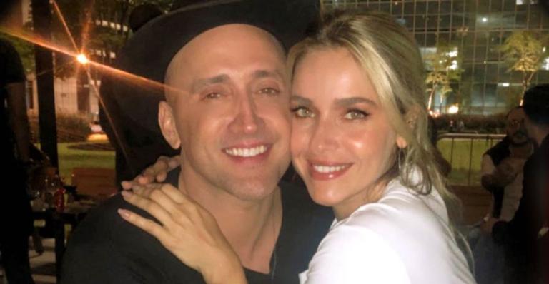 Monique Alfradique visita rua batizada em homenagem a Paulo Gustavo: ”2 meses sem você”