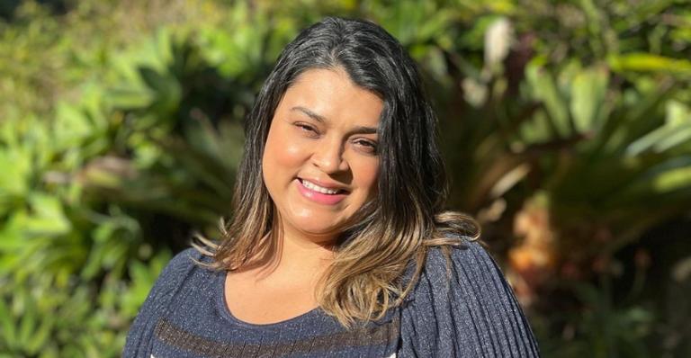 Preta Gil surge de cara lavada em cliques sob a luz do sol