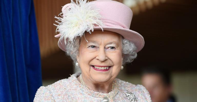 Aos 95 anos, Rainha Elizabeth II é clicada dirigindo carro de luxo avaliado em R$ 762 mil